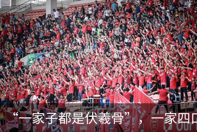 “一家子都是伏羲骨”，一家四口升学宴照片火了，父亲身份不一般